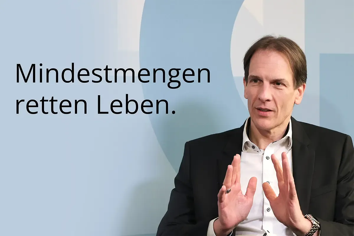 Vorstandsmitglied Dr. Martin Krasney im Interview-Setting. Zitat: „Mindestmengen retten Leben.“
