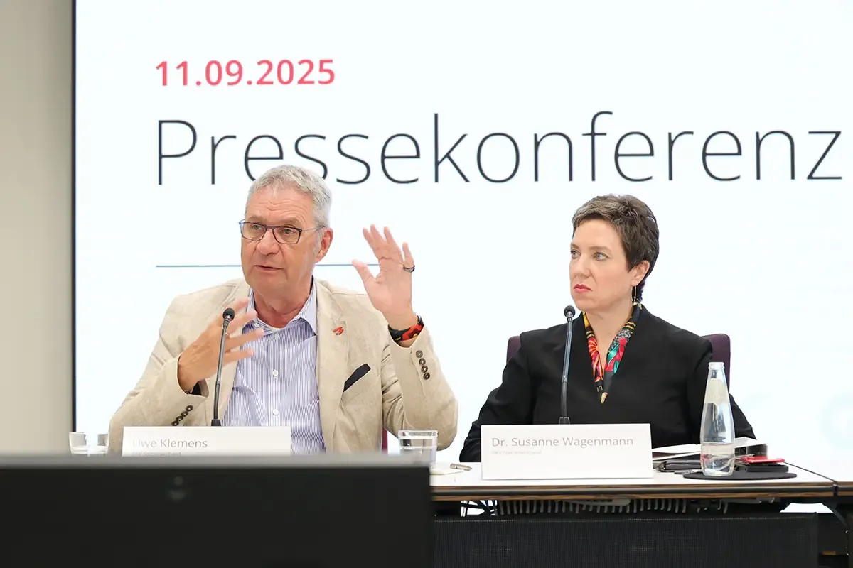 Foto der Pressekonferenz zur Bürgergeld-Klage mit den Verwaltungsratsvorsitzenden Dr. Susanne Wagenmann und Uwe Klemens.