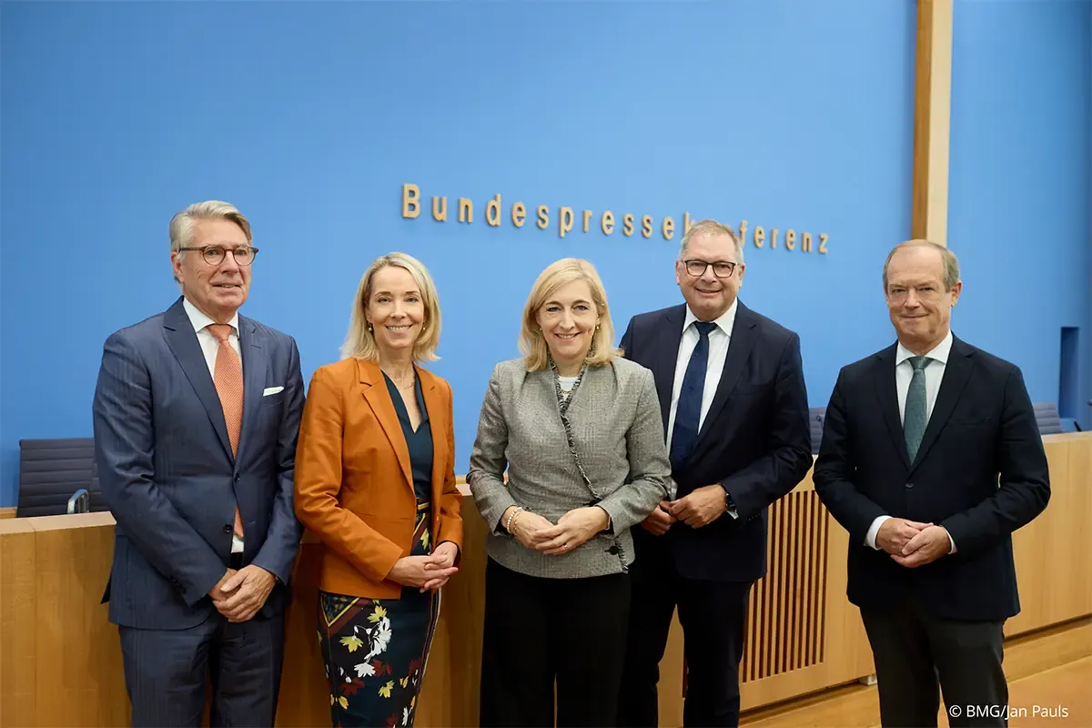 Foto aus der Bundespressekonferenz mit der stellvertretenden Vorstandsvorsitzenden Stefanie Stoff-Ahnis zur Eröffnung des Forschungsdatenzentrums Gesundheit mit Bundesgesundheitsministerin Nina Warken und weiteren Beteiligten.